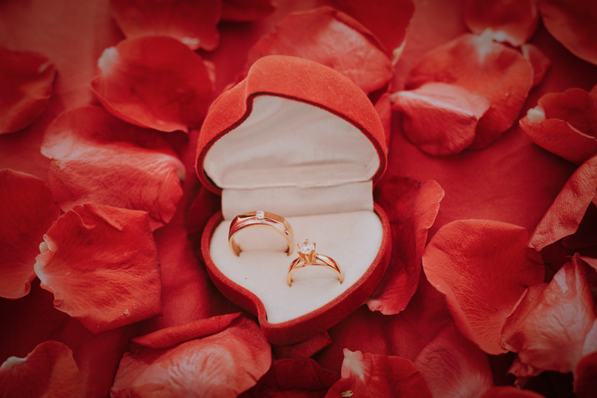 Dos anillos de compromiso dentro de una caja de anillos de compromiso oro rosa
