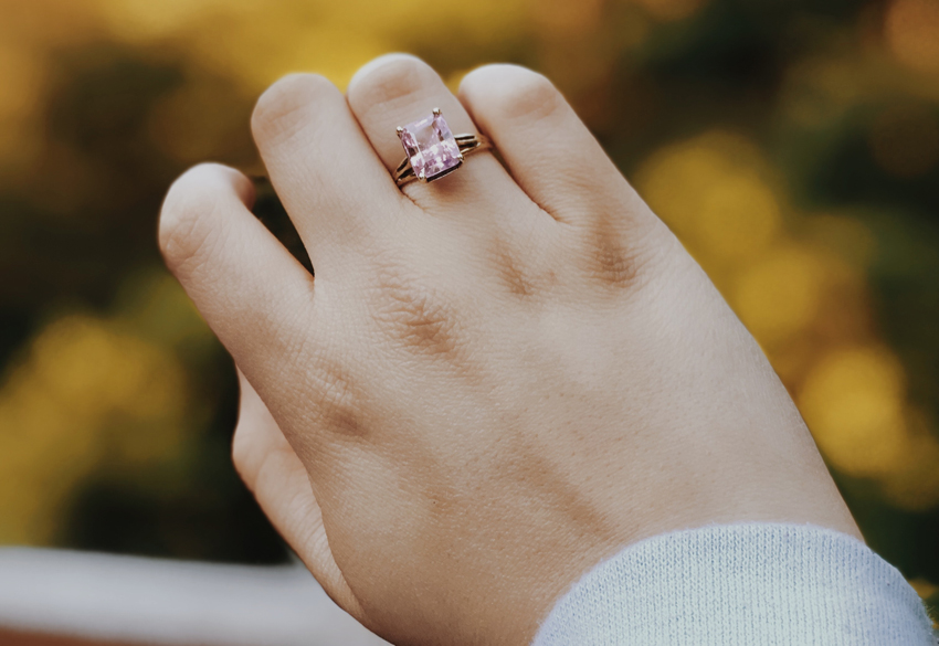 Mujer con su anillo de diamantes de compromiso oro rosa