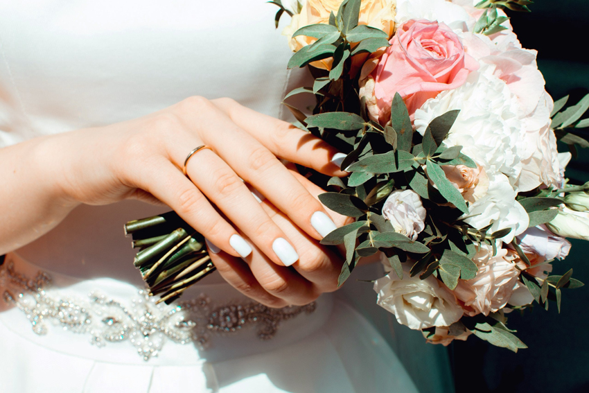Mujer recién casada con su anillo de matrimonio de oro blanco