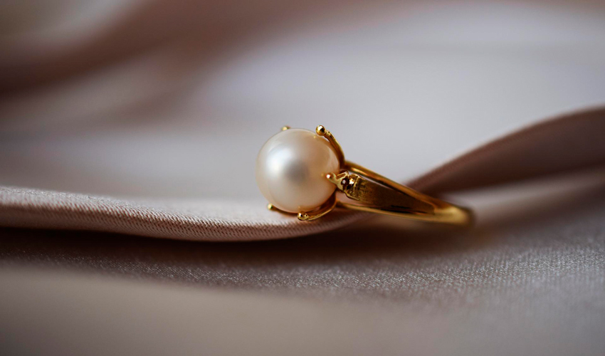 anillo de oro con una perla compromiso