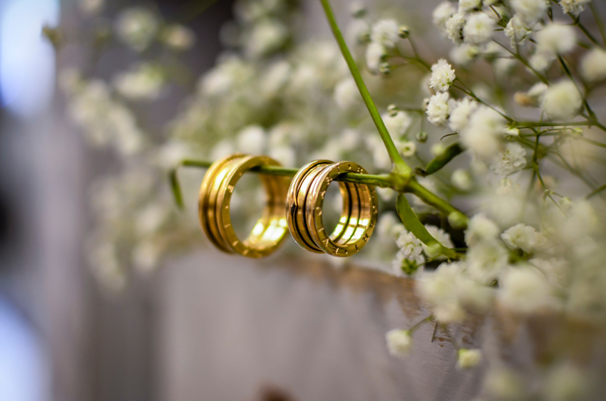 dos anillos de compromiso de oro 