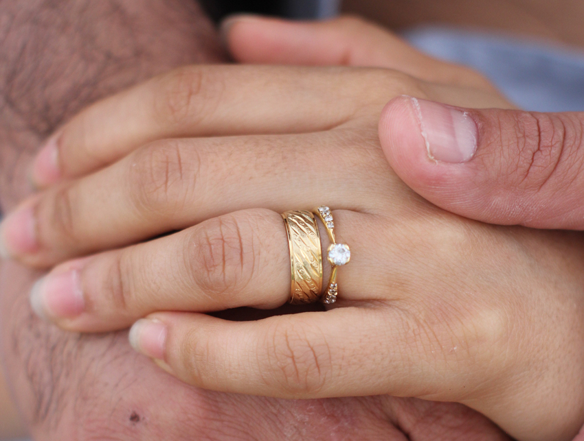 pareja con anillos de compromiso oro blanco