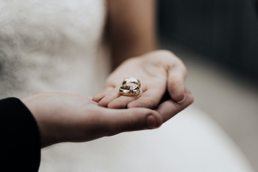 pareja con los anillos de matrimonio de oro